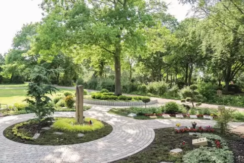 Memoriam-Gärten werden in der Regel sehr schön angelegt, wie hier in Rheingönheim. Ein Grab ist aber nicht ganz günstig. 