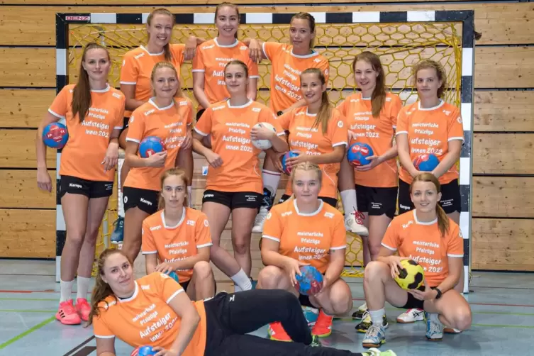 Mit diesem Kader gehen die Handball-Frauen des TV Thaleischweiler in ihre allererste Pfalzligasaison: (hintere Reihe von links) 
