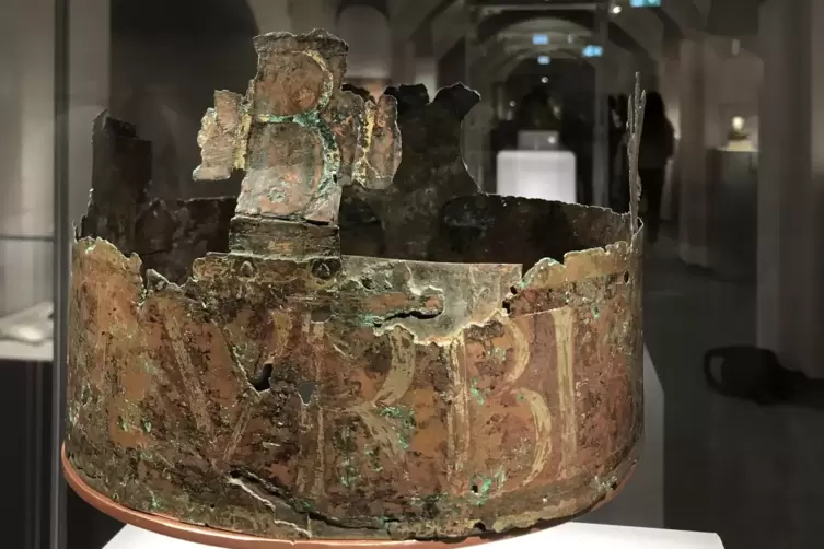 Vorbei an der Grabkrone des salischen Kaisers Konrad II. von 1039 f&auml;llt der Blick in den wie ein Kirchenschiff gestalteten Ausst