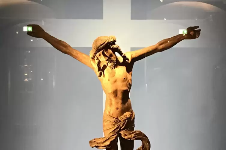 Zum Abschluss, im Chor: ein Christus am Kreuz, um 1500, aus St. Nikolaus in Neuleiningen. 