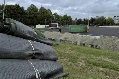 Auf dem Sportplatz des SV Ixheim wird ein neuer Kunstrasen verlegt. Aber auch die Unterkonstruktion muss repariert werden.