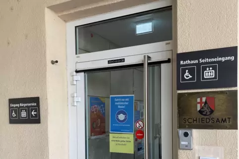 Der Weg ins Rathaus ist noch einfach, aber die wirkliche Herausforderung wartet nach der Eingangstür. Der Weg ins Rathaus ist noch einfach, aber die wirkliche Herausforderung wartet nach der Eingangstür.