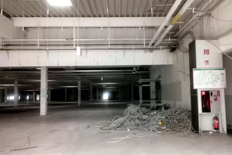 Die ehemalige Real-Markthalle ist mittlerweile fast entkernt. Wann die Sanierungsarbeiten abgeschlossen sein werden, bleibt weit