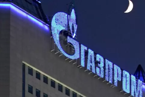 Das Logo des russischen Energieversorgers Gazprom an der Firmenzentrale in Moskau.