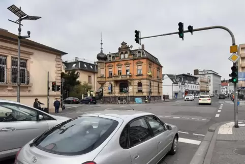 Es wurde in der Vergangenheit mehrfach angeregt, die Karl-Helfferich-Straße umzubenennen. Es wurde in der Vergangenheit mehrfach angeregt, die Karl-Helfferich-Straße umzubenennen.