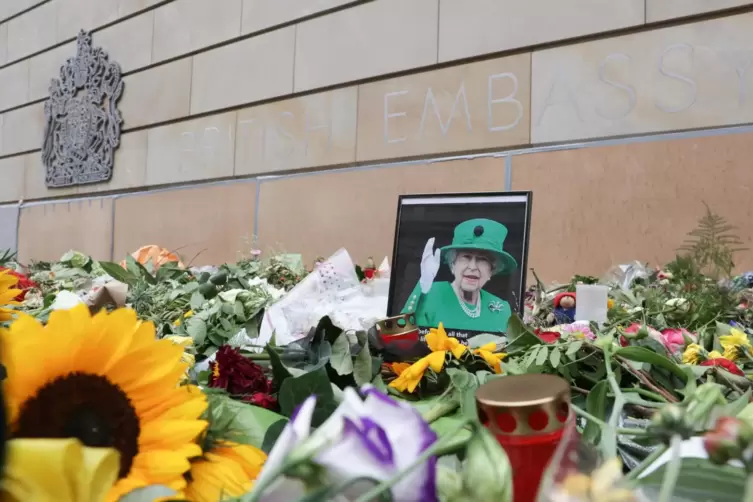 Nach dem Tod der britischen Königin Elizabeth II. liegen Blumen und ein Foto der Queen vor der britischen Botschaft in Berlin. 