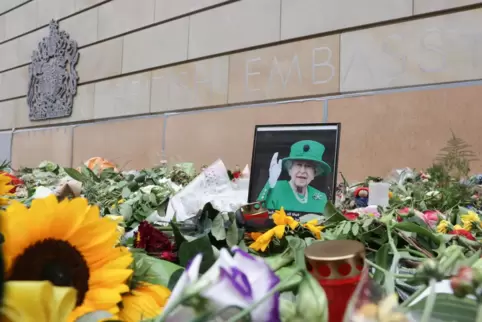 Nach dem Tod der britischen Königin Elizabeth II. liegen Blumen und ein Foto der Queen vor der britischen Botschaft in Berlin. 