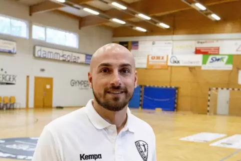 Er fordert von seinem Team im Spiel gegen die HSG Rodgau Nieder-Roden vollen Einsatz: Frank Müller, der Trainer des TuS Dansenbe