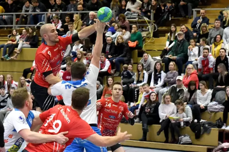 Reaktivierte TSR-Größen: Lukas Baumgart (in Rot am Ball) und Jonas Goll (im Hintergrund). 