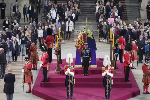 Tausende strömen zum Sarg der Queen in der Westminster Hall. 