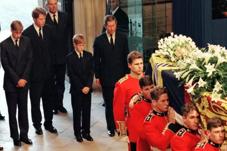 Prinz William (l-r), Dianas Bruder Charles Spencer, Prinz Harry und Prinz Charles stehen hinter dem Sarg von Prinzessin Diana au