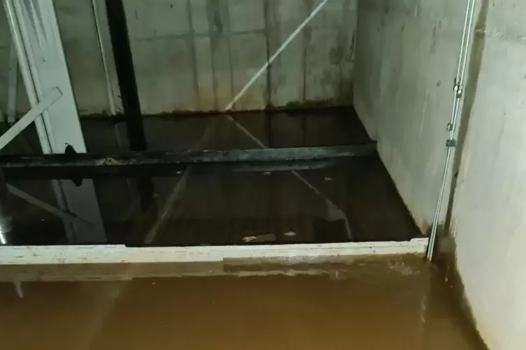 Braunes Wasser steh in der Tiefgarage des B&ouml;h&auml;mmercenters. 