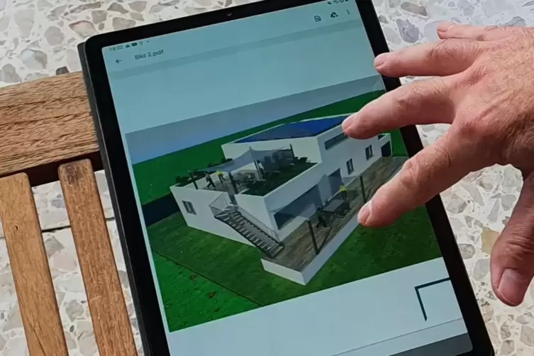 Auf dem Tablet zeigt Rainer Merk seine Umgestaltungspl&auml;ne.