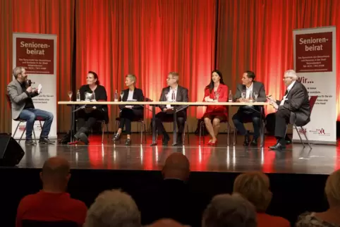 Die Diskussionsrunde auf der Bühne der Fruchthalle (von links): Christian Clemens, Katharina Welsh-Schied, Beate Kimmel, Thomas 