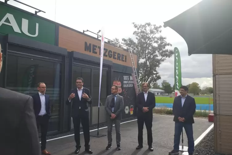 &bdquo;Innen viel Holz, sieht mega aus&ldquo;, freute sich Wasgau-Vorstandssprecher Ambroise Forssman-Trevedy (Zweiter von links, linkes Bil