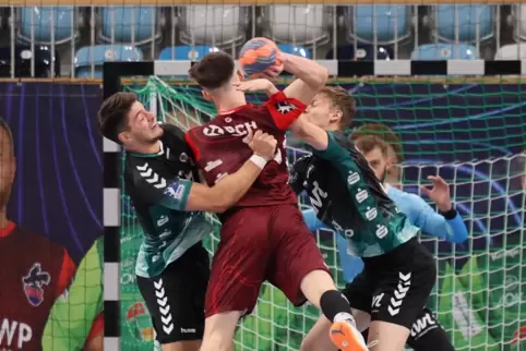 Vor allem in der Startphase des Zweitliga-Spiels der Eulen beim VfL Potsdam packte die Ludwigshafener Abwehr (von links Max Haid Vor allem in der Startphase des Zweitliga-Spiels der Eulen beim VfL Potsdam packte die Ludwigshafener Abwehr (von links Max Haid