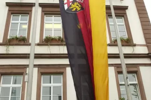 Auch vor dem Pirmasenser Rathaus hängt die Flagge am heutigen Montag zu Ehren der verstorbenen Queen auf Halbmast. 