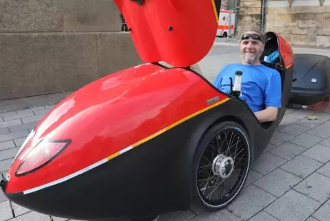 Bernd Kießling startbereit in seinem Orca mit selbstgebautem Gepäckanhänger. 