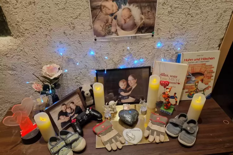 Bilder, Kinderschuhe, Kerzen: Im Hauseingang gibt es einen Erinnerungsort f&uuml;r die Verstorbenen. 