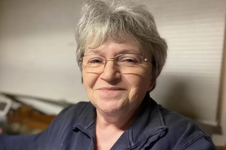 Oma Traudel Kirchner zieht die kleine Nora gro&szlig;. Sie sagt: &bdquo;Wir m&ouml;chten uns f&uuml;r die gro&szlig;e Hilfe am Anfang sehr bedanken.&ldquo; 