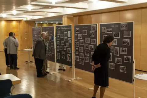 In 50 Jahren passiert so einiges: Eine Fotoausstellung gibt es ebenso, die nun im Rathaus zu sehen ist.