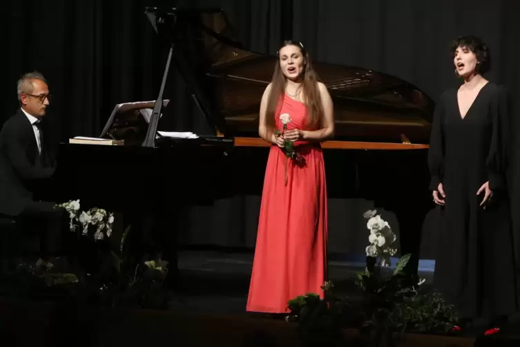 Zwei der Nachwuchstalente: Serafina Starke (rotes Kleid) und Julie Catherine Eggli sangen die Rosenüberreichung aus der Oper „De