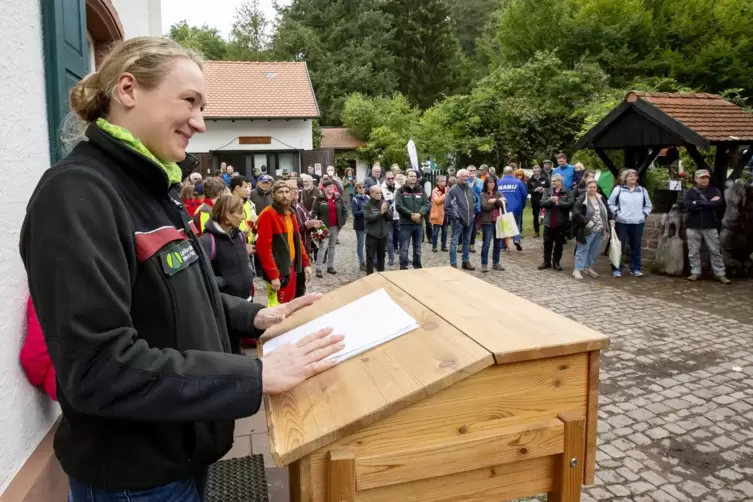 Die Leiterin des Forstamtes, Dorothea Lehmann, konnte am Sonntag zahlreiche Besucher beim Lauterer Waldtag begrüßen. 