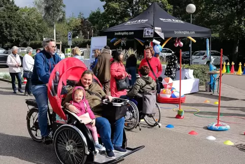 Auf dem Parkplatz am Helmholtz. Im Vordergrund Rikschafahrer Christian Gantner mit Fahrgästen. Dahinter hat die Freibad-Initiati