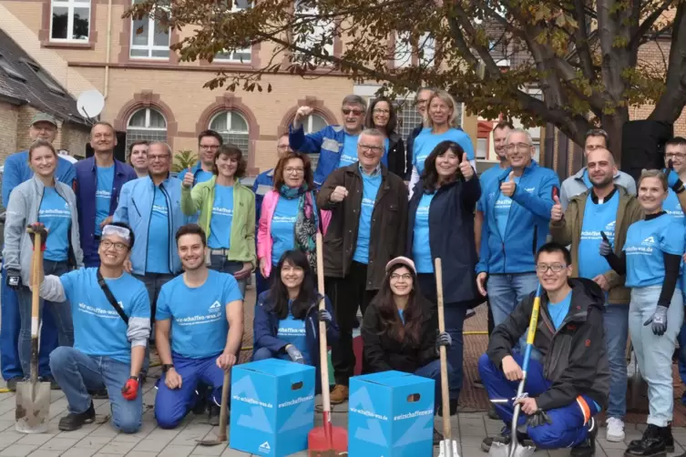 Gruppenbild mit OB: Helfer beim Projekt in der Gräfenauschule mit Jutta Steinruck (Mitte). 