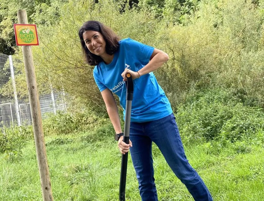 Gerade hat Saskia Helfenfinger-Jeck das erste Schild des »Leichten Wegs« einbetoniert. Es ist zwar nicht der Start der Strecke,