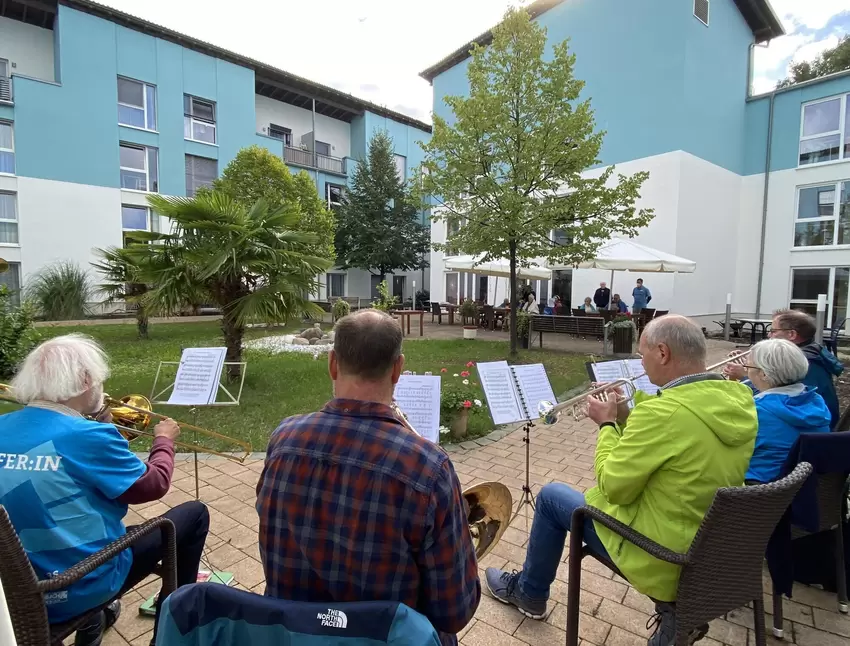 Konzert im Paulinenhof aus anderer Perspektive.