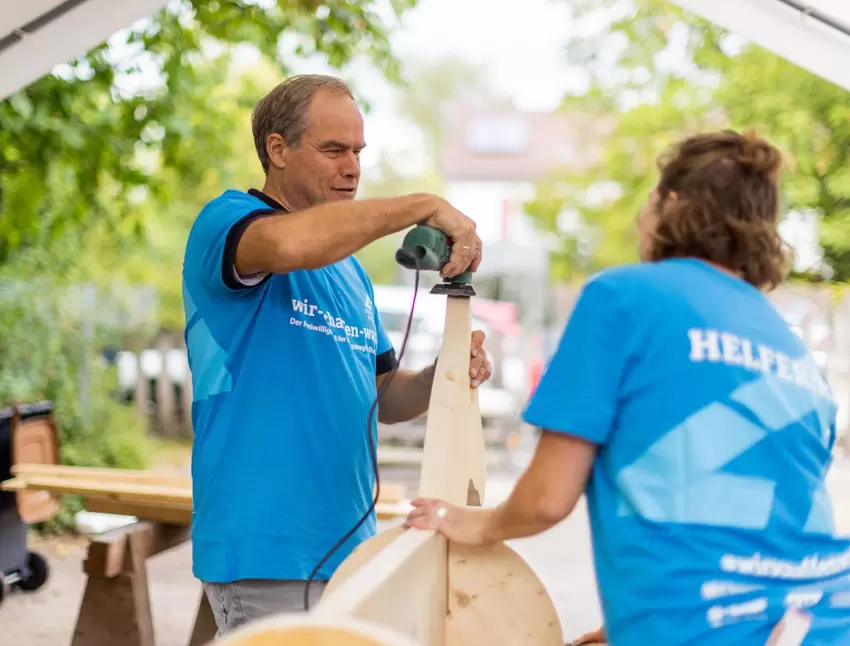 350 Helferinnen und Helfer wirkten in Heidelberg mit, auch Oberbürgermeister Eckart Würzner (im Bild) packte bei vier Projekten