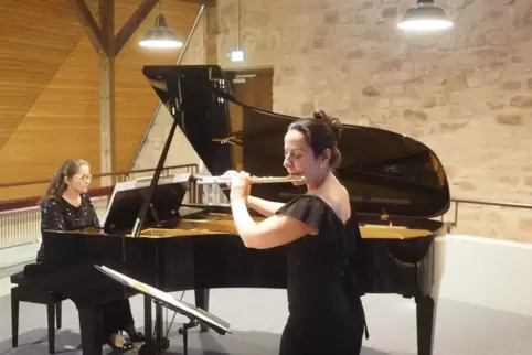 Das Duo, bestehend aus der Flötistin Rotraut Jäger und der Pianistin Carolina Sarmiento León, eröffnete den Abend mit Paul Hinde