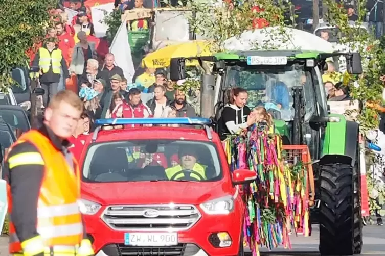 Beim Contwiger Kerweumzug am 10. September steuerte der örtliche Wehrführer Arthur Lorentz den roten Kommandowagen. Das Fahrzeug