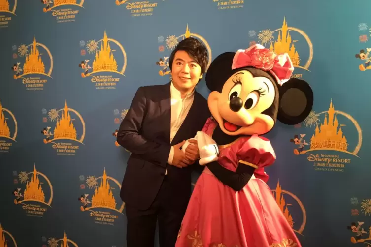Weltklasse-Pianist und Freund von Disney-Figuren seit Kindertagen: Lang Lang posiert mit Minnie Mouse 2016 in Shanghai.
