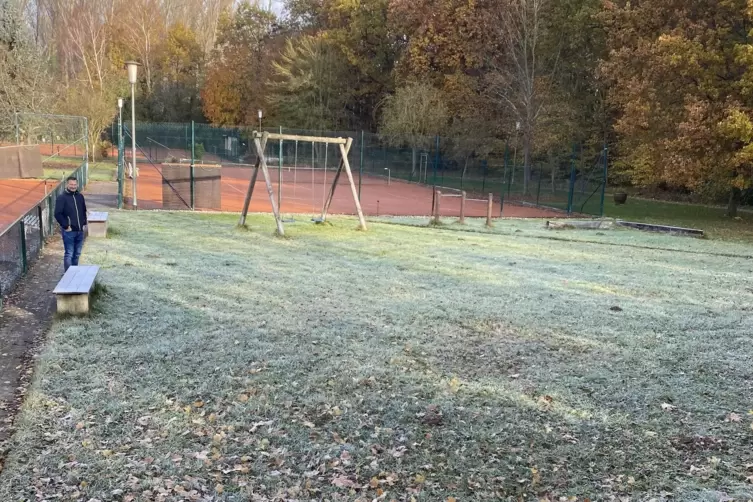 Auf dem Spielplatz neben den Tennisplätzen wollen die Tennisspieler des SV Geinsheim ein Beachtennisfeld anlegen. 