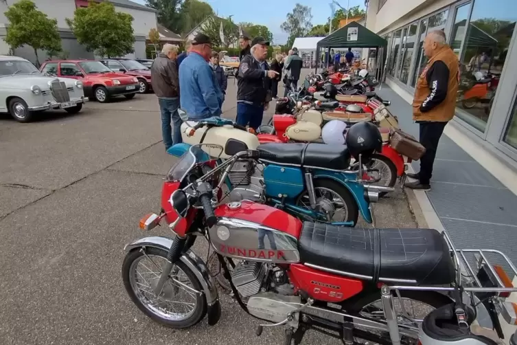 Auch Mopeds wurden beim Oldtimertreffen bestaunt. 
