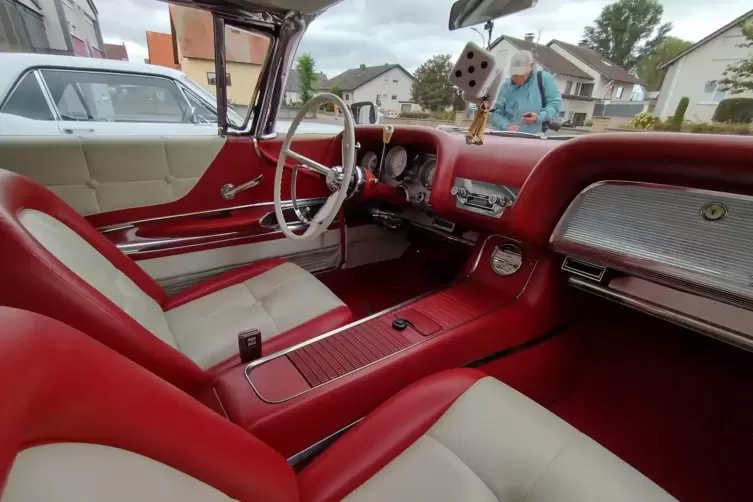 Blick in das Innere des Ford &bdquo;Thunderbirds&ldquo;.