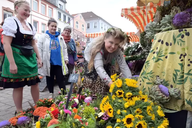  bunte Fraben bei der Blumerie aus Harthausen hier mit Stefanie Klein r und Tochter Lilli l. 