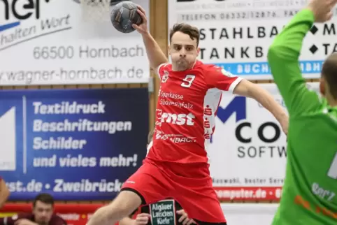 Marcel Groß scheitert an Homburgs Torwart Benedikt Berz.