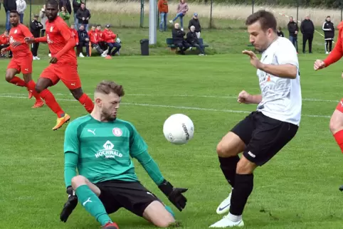 Jonas Krautschneider scheitert an Idar-Obersteins Keeper Tobias Edinger.