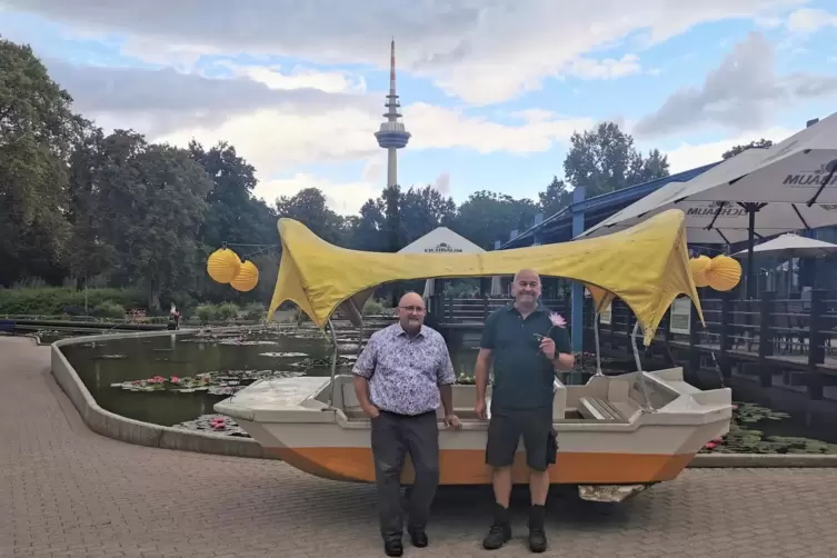 Parkdirektor Joachim Költzsch (links) mit Stefan Münch, stellvertretender gärtnerischer Leiter, vor einem Gondoletta-Boot. Drei 