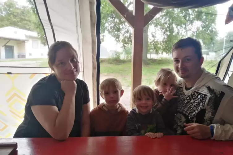 Alena Ewering und Dominik Baki mit ihren drei Kindern haben einen Zwischenstopp in Westheim einglegt. 