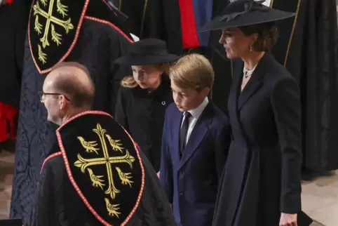 Kate, Prinzessin von Wales (r), Prinzessin Charlotte (l) und Prinz George (M) kommen zum Staatsakt vor der Beisetzung von Königi