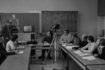 Mit Overhead-Projektor und Röhrenfernseher: So wurde 1977 im Hörsaal gelehrt.