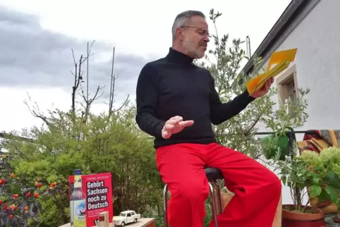 Boris Ben Siegel liest aus Texten, welche die deutsch-deutsche Geschichte dokumentieren. 