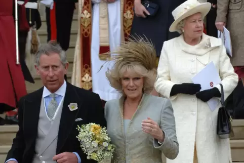 Bild aus vergangenen Tagen: Prinz Charles, der heutige König, der 2005 Camilla Parker Bowles ehelichte, dahinter die Queen.