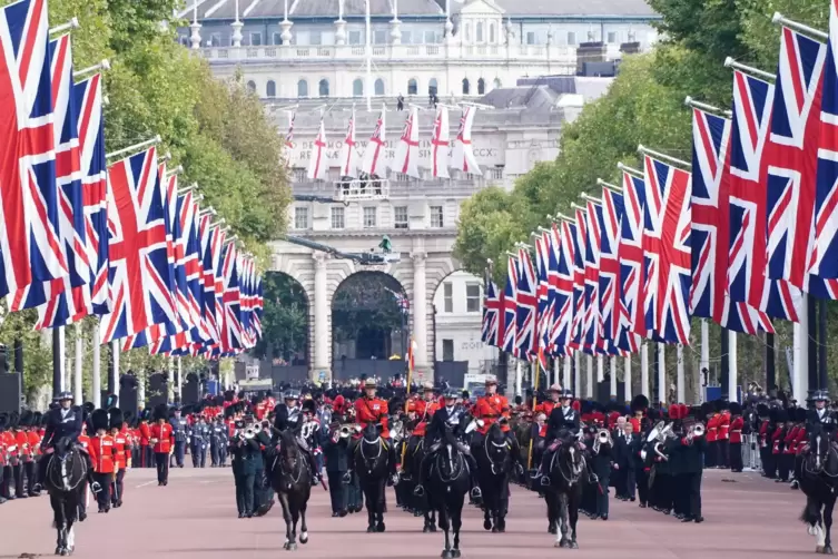 Der Trauerzug mit dem Sarg von Königin Elizabeth II. nach der Trauerfeier in der Westminster Abbey.