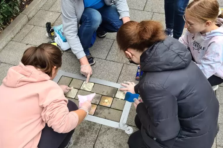 Die Messingoberfl&auml;che der Stolpersteine wird mit der Zeit dunkler und muss deshalb regelm&auml;&szlig;ig gereinigt werden. 