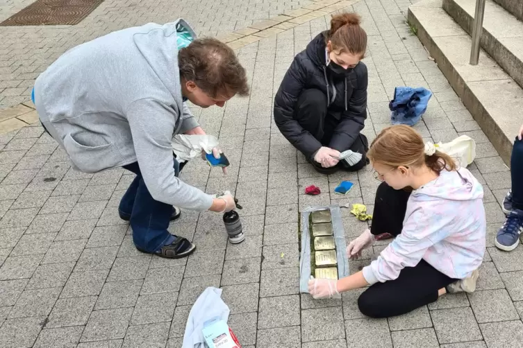 Unter den Helfern von &bdquo;Wir schaffen was&ldquo; beim Stolpersteinereinigen waren auch viele Jugendliche und Kinder. 